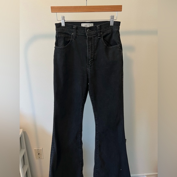 Abercrombie Curve Love Ultra High Rise Flare Jeans - Picture 2 of 4